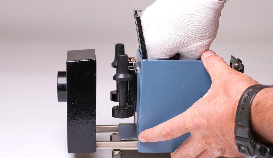 Экран работа с элементами оптики в перчатках