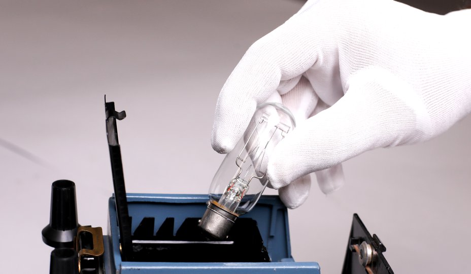 Экран замена лапы в перчатках