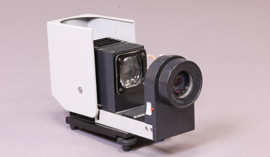 Свет ДМ-4М вид слева сверху три четверти открыт