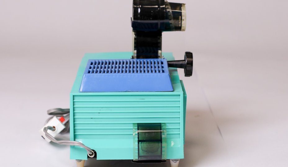 Знайка с заряженным диафильмом вид сзади